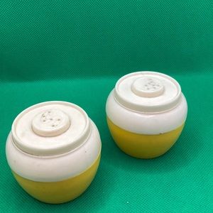 Salt & Pepper Shaker Set Plastic Admiration - Bean Pot Shape 2”high